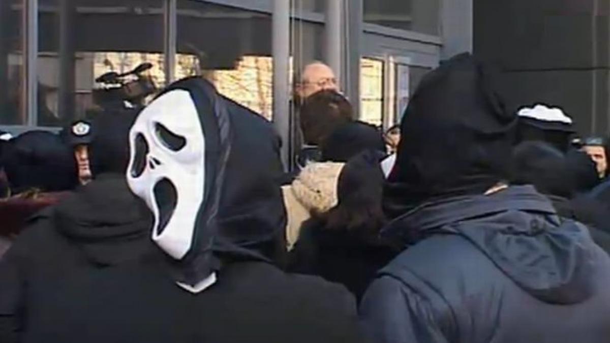 protest mascat la posta sute de postasi au iesit in strada nemultumiti de taierile salariale