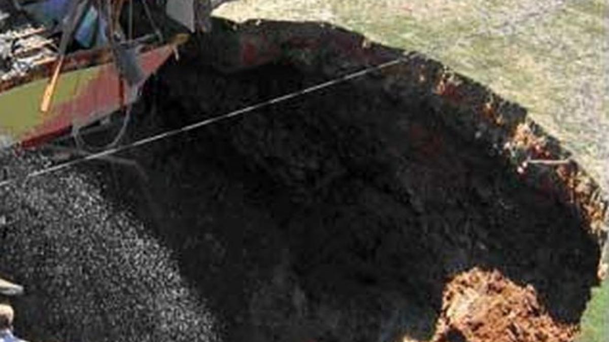 Înghiţit de pământ, în propria casă. Dormitorul a dispărut, pur şi simplu, într-o groapă imensă