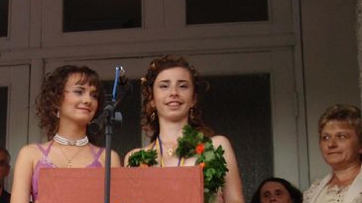 rochiile pe care aceste eleve le au purtat la absolvirea liceului l au facut si pe preot sa cada in