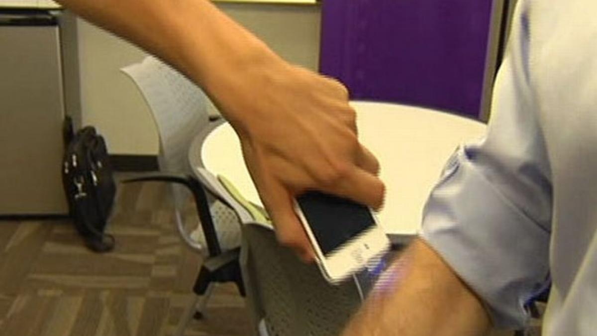 telefonul mobil o arma de temut acest smartphone pune pe fuga hotii