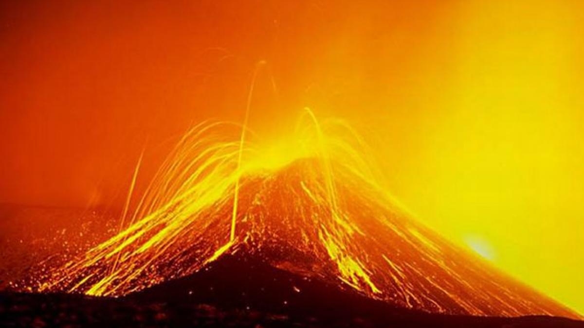 vulcanul etna a erupt din nou in ultimele doua zile un crater s a format la o altitudine de 2900 de