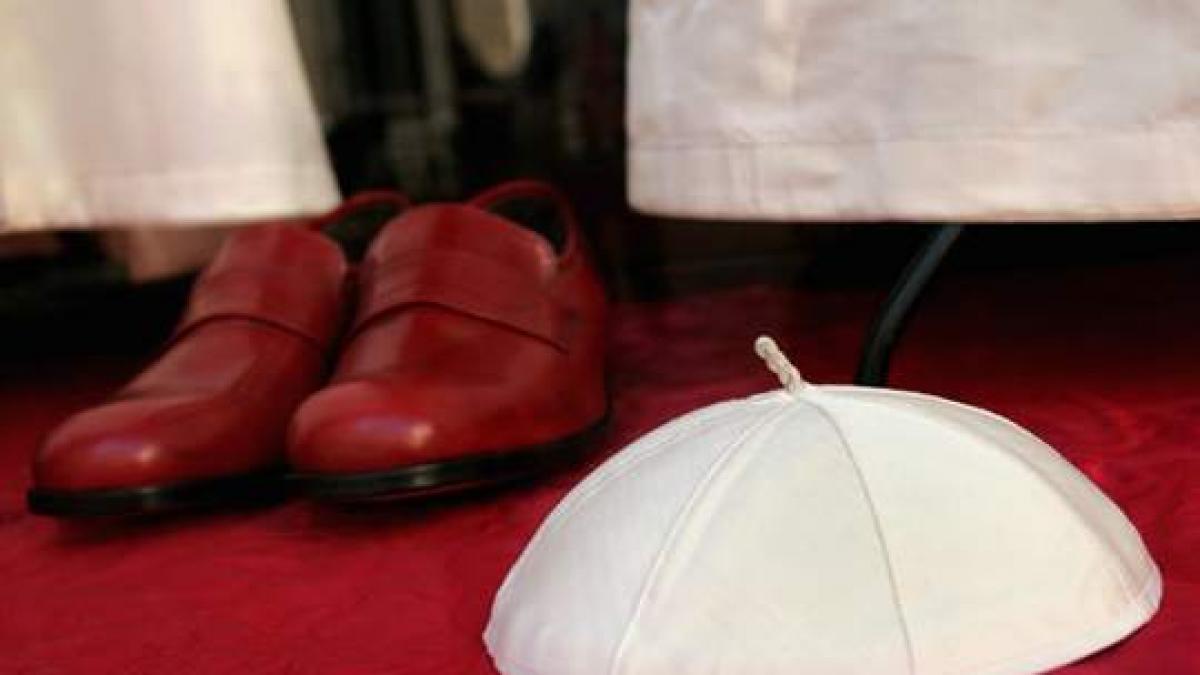 asa se va imbraca viitorul papa vesmintele au fost deja expuse si pot fi vazute de oricine