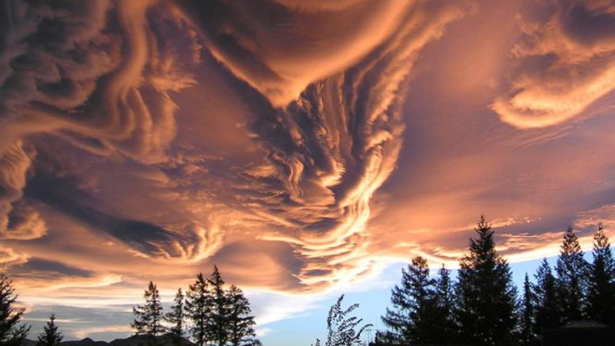 imaginea uimitoare realizata in noua zeelanda o patura de nori ondulati a acoperit cerul