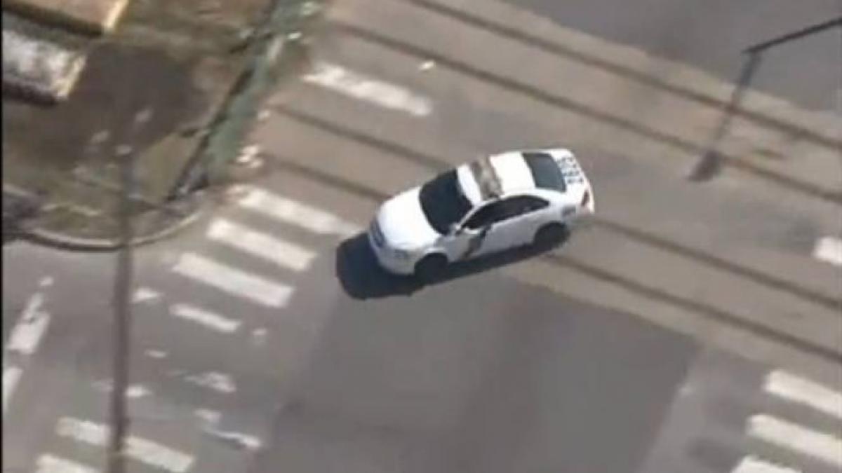 streets of philadelphia o femeie a furat doua masini de politie in acelasi incident