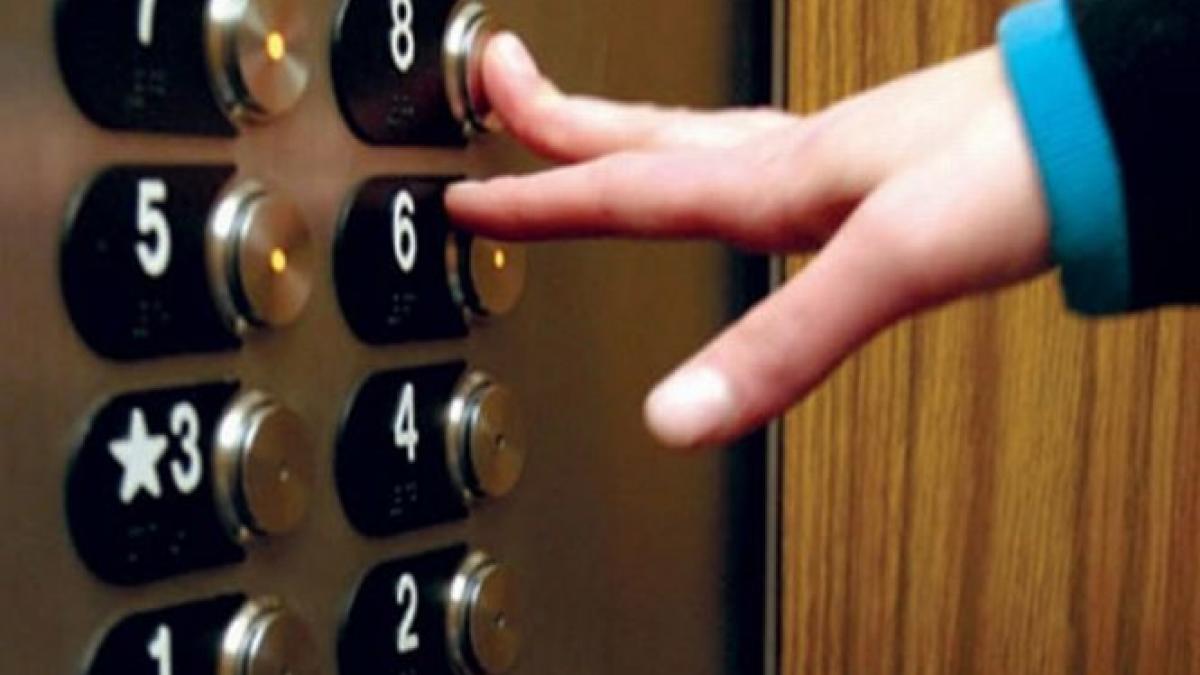 un lift de la casa presei in care erau cinci persoane s a prabusit in gol itm a inceput cercetarile