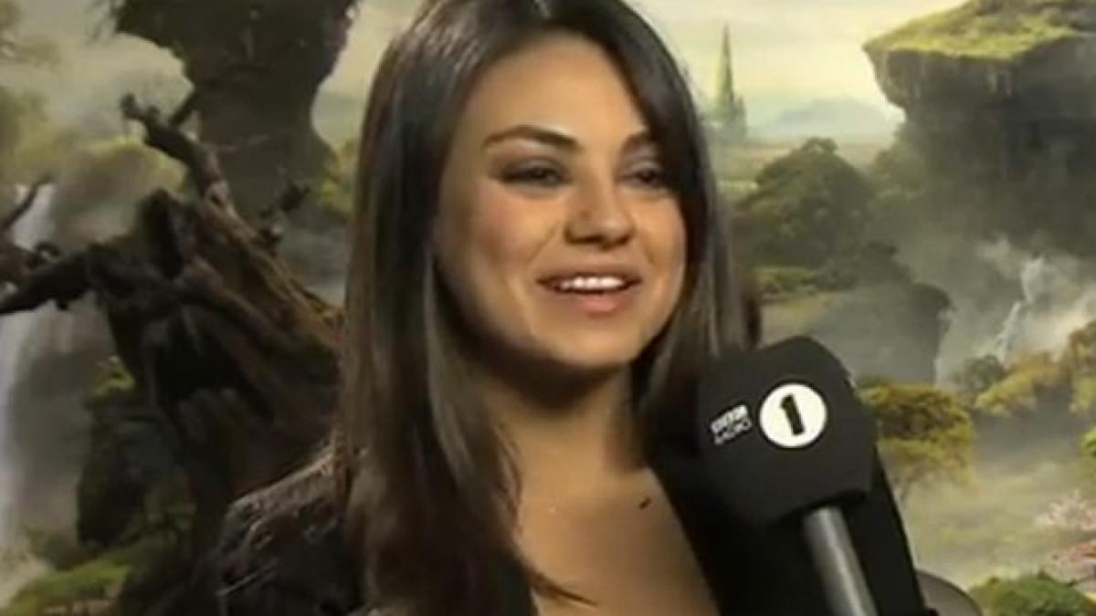 una dintre cele mai sexy actrite din lume fata in fata cu un reporter timid stangacia jurnalistului