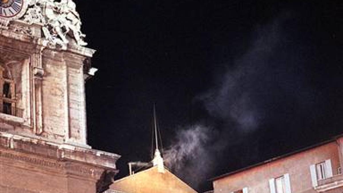 pregatiri pentru alegerea noului papa cosul de fum al capelei sixtine a fost curatat si reparat