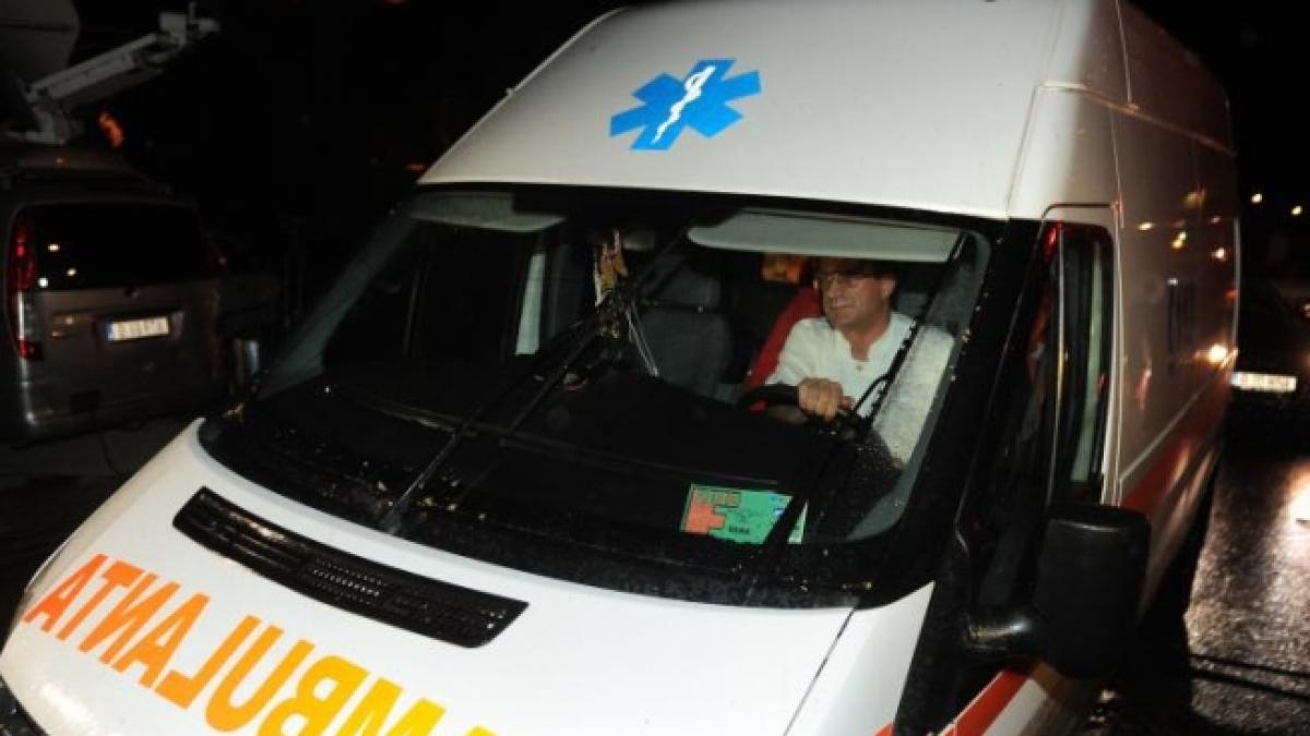 un barbat cu probleme psihice a batut o asistenta si a distrus o ambulanta