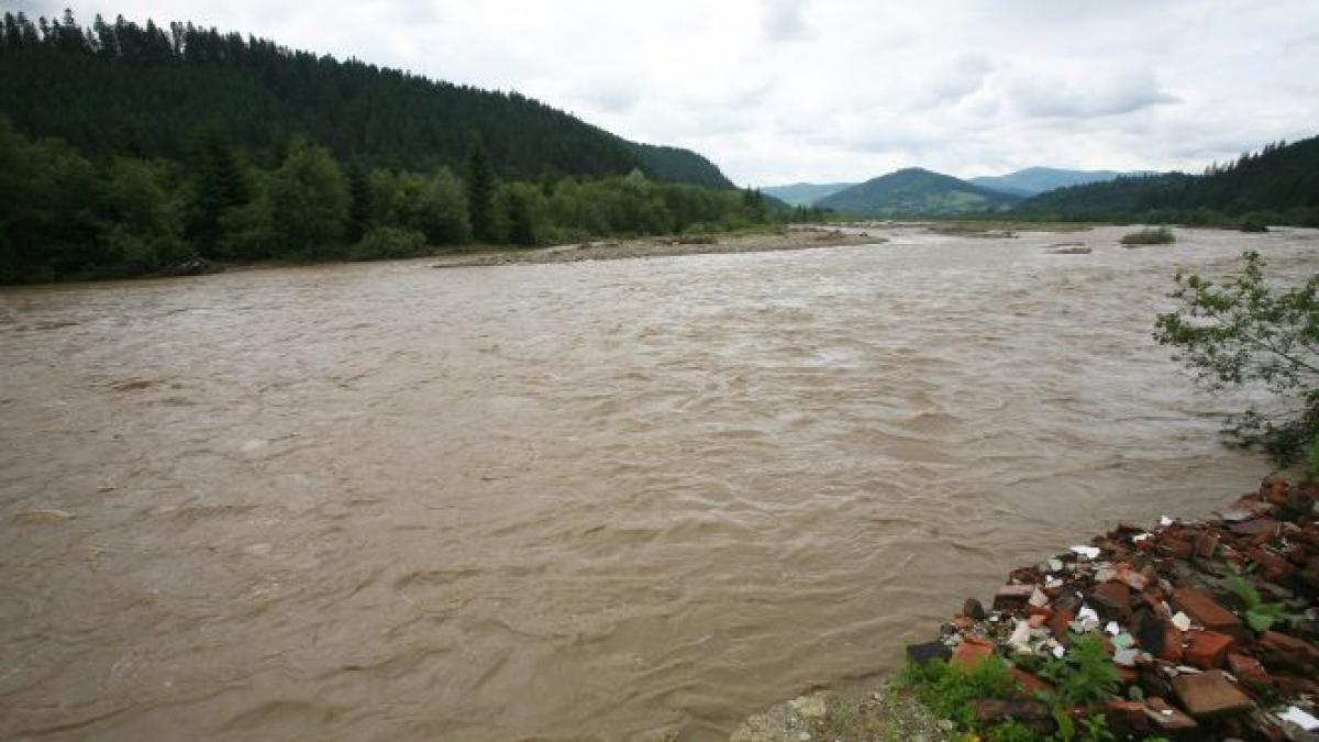 cod portocaliu si galben de inundatii pe mai multe rauri din 10 judete ale tarii