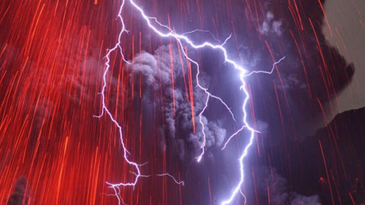 imaginea spectaculoasa publicata de nasa un vulcan din japonia lovit de fulger in timp ce erupea