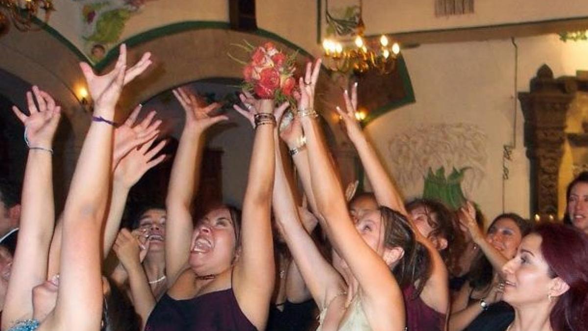 la nunta asta domnisoara de onoare a fost vedeta s a intamplat la cinci secunde dupa ce mireasa a