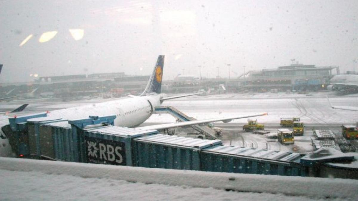 aeroportul din frankfurt a fost inchis din cauza ninsorii abundente