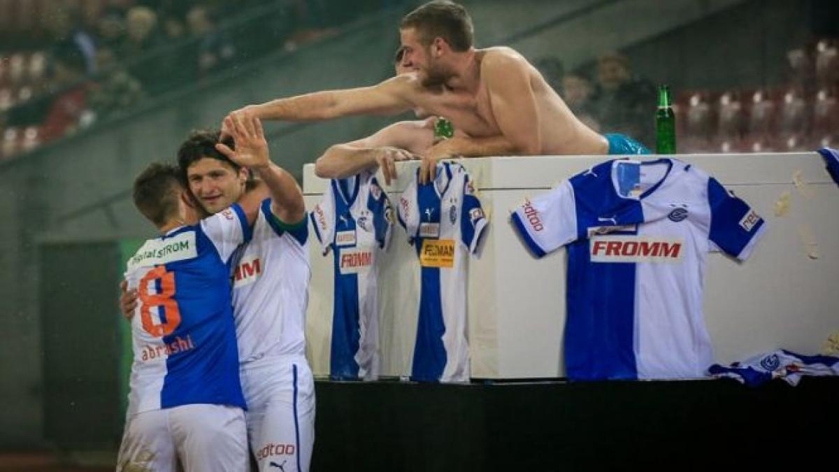 fanii lui grasshoppers zurich isi pot urmari favoritii dintr un jacuzzi de langa teren