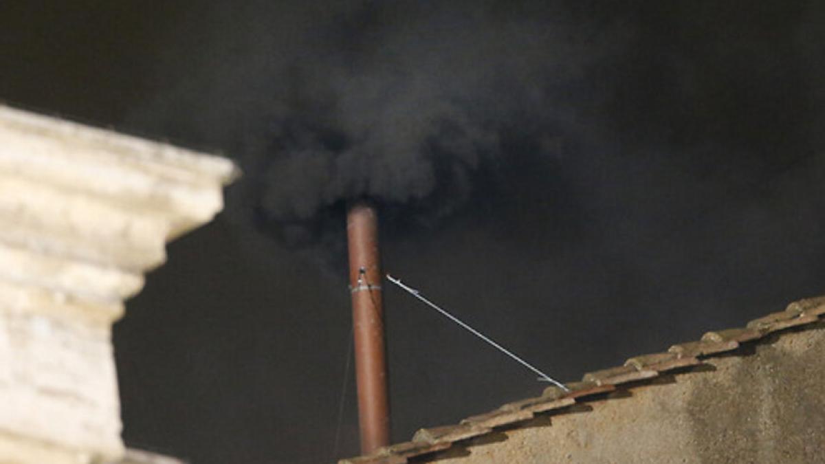 fum negru la vatican conclavul cardinalilor nu a reusit sa aleaga noul papa