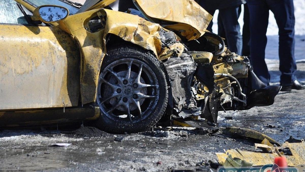 impact frontal intre un porsche si o lada care dintre masini a iesit mai sifonata din accident