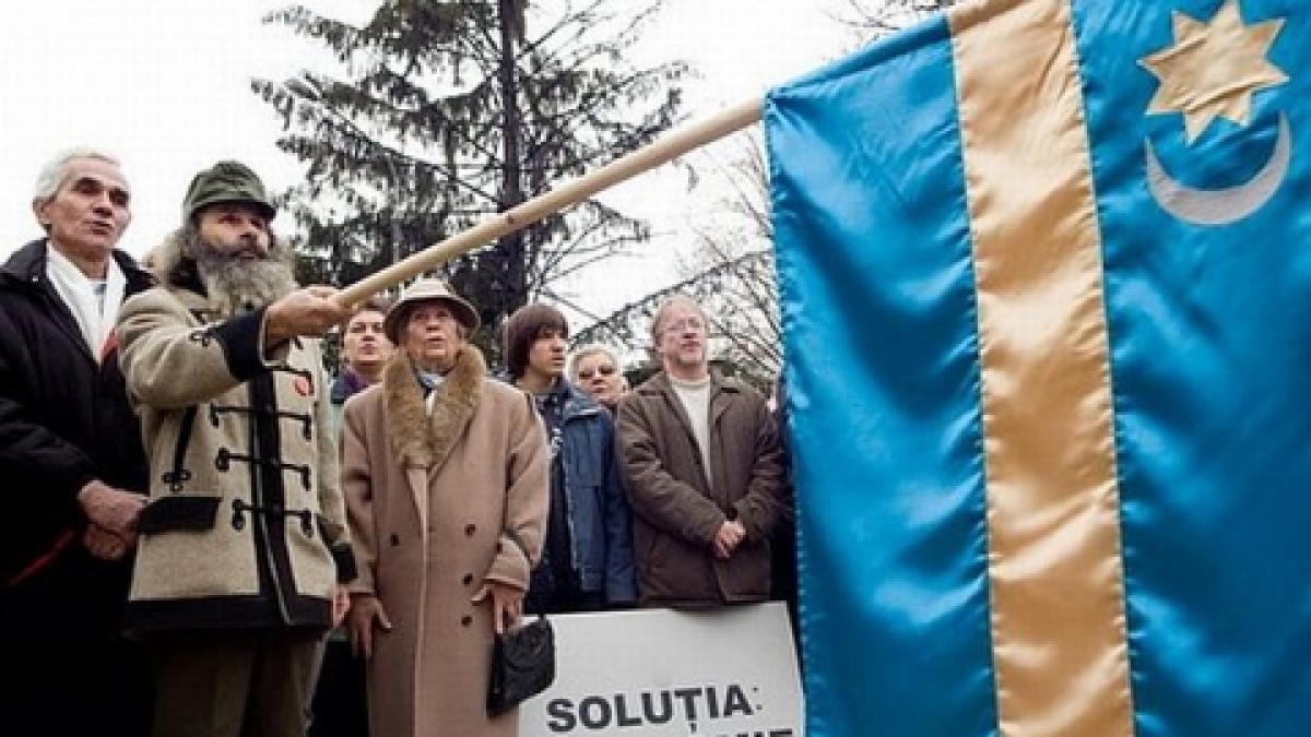 zeci de steaguri secuiesti pe case intr un sat din covasna liderii ppmt indeamna oamenii sa urmeze