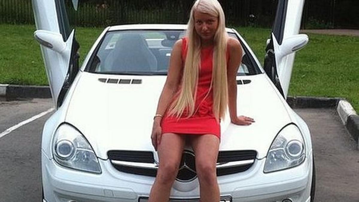 ce profesie credeti ca are blonda aceasta tocmai a absolvit una din cele mai prestigioase scoli din