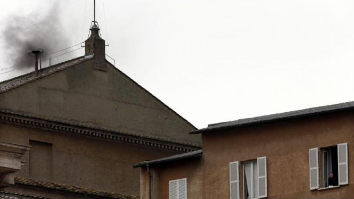 fum negru pe cosul capelei sixtine noul papa nu a fost inca ales