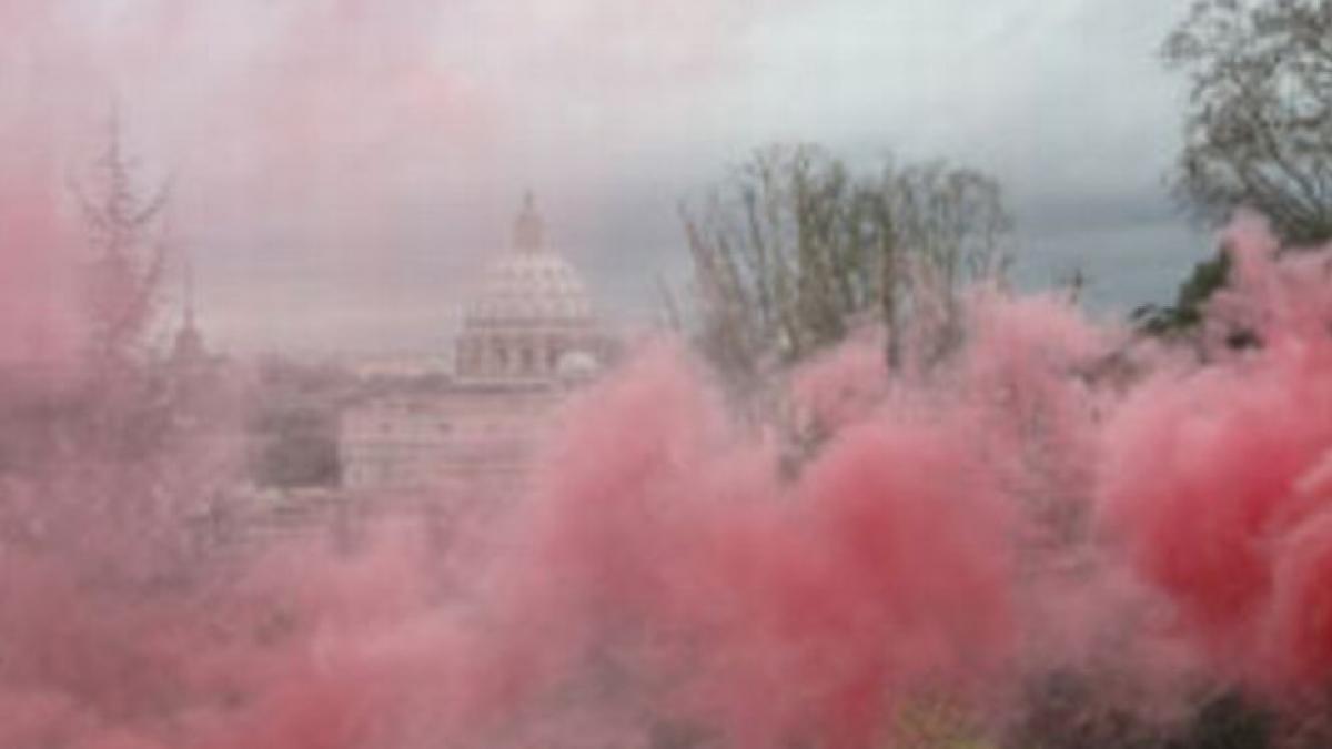 fum roz deasupra vaticanului ce inseamna asta