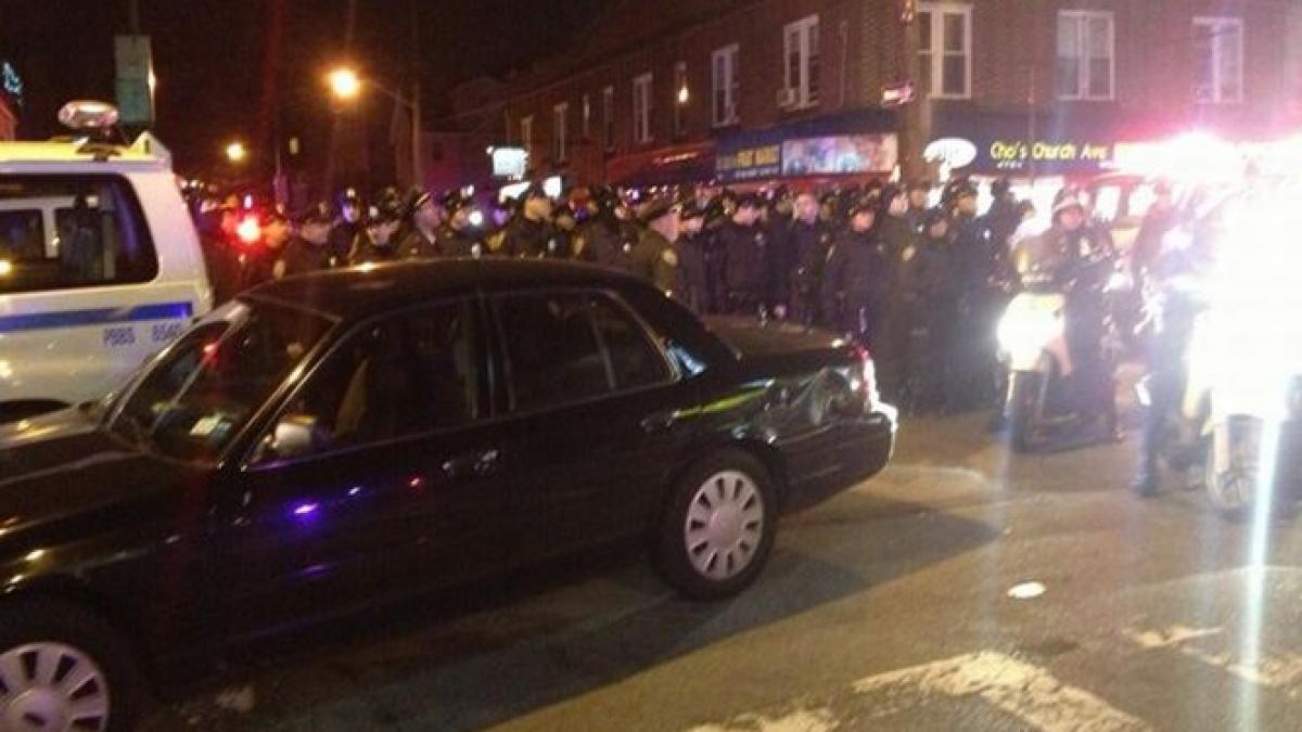 a treia noapte de proteste in brooklyn localnicii s au saturat de brutalitatea si abuzurile nypd