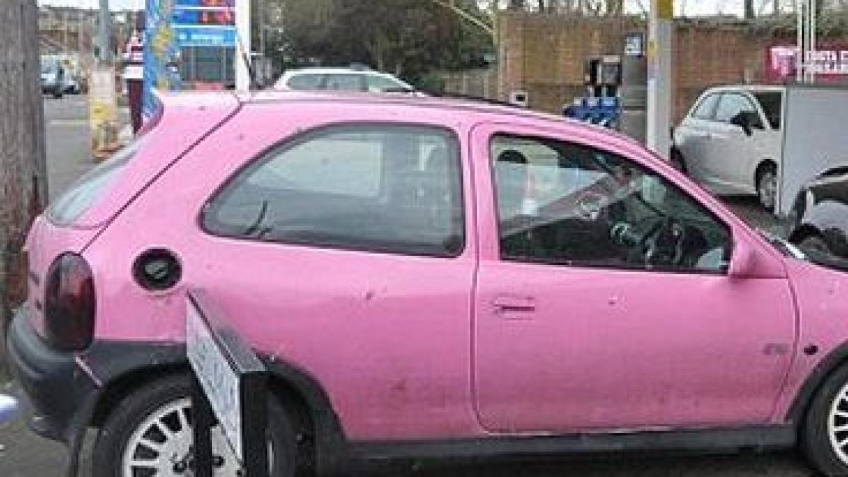 o corsa roz si o masina de 300 000 de dolari una din ele a fost facuta praf ghiceste care