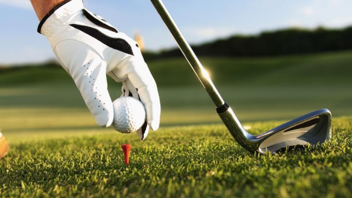 un american a cazut intr o groapa imensa dupa ce terenul pe care juca golf s a surpat