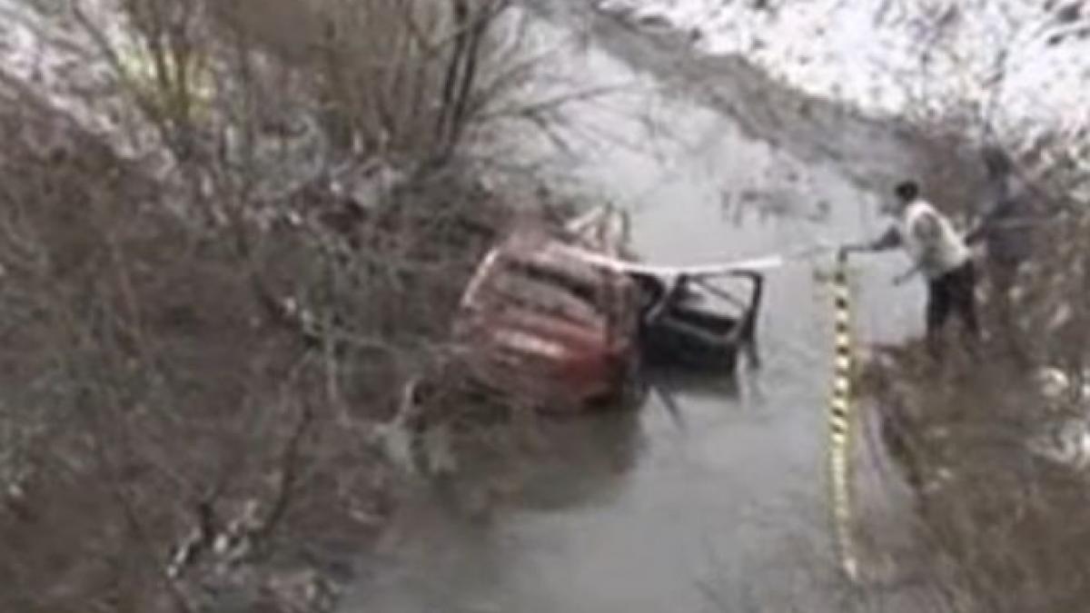cinci tineri au ajuns cu masina in rau pe drum spre zalau