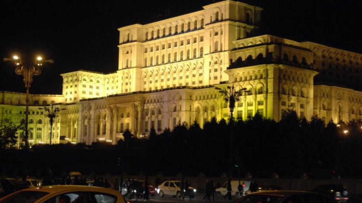 palatul parlamentului iluminat in verde in weekend cu ocazia celebrarii zilei sfantului patrick