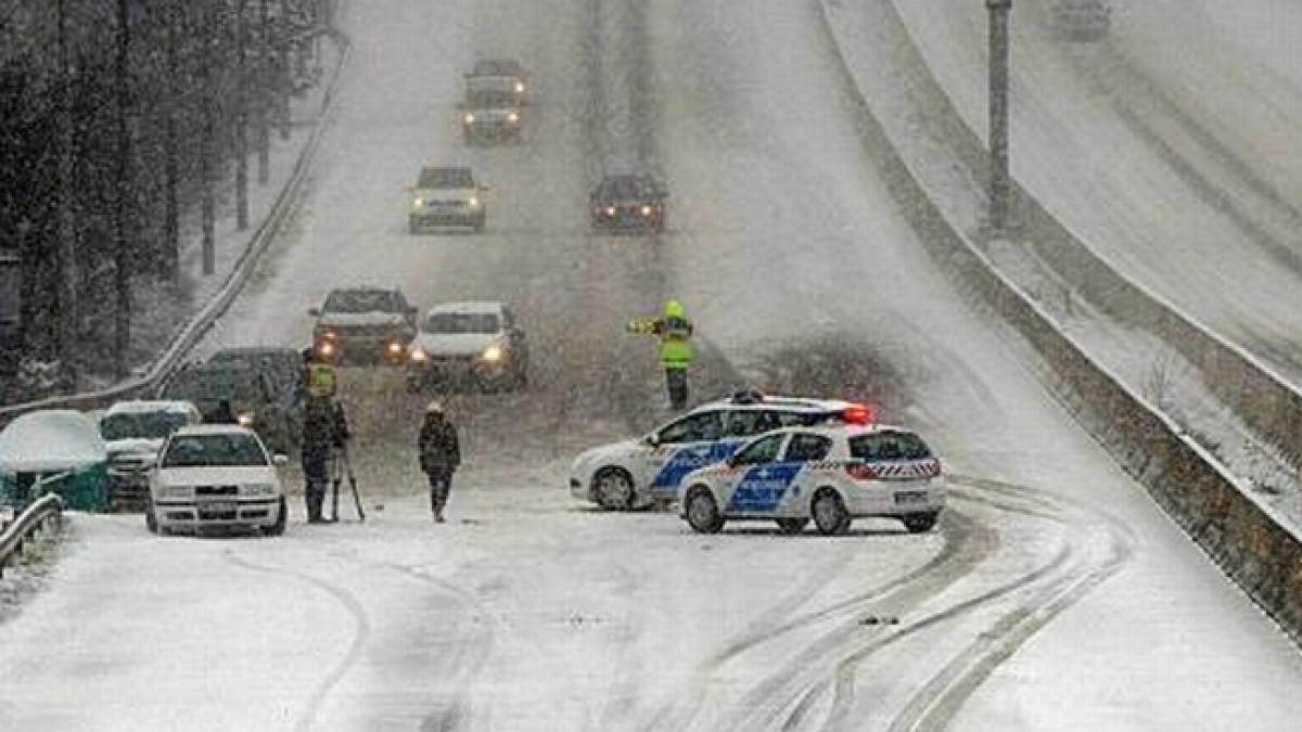 mae romanii blocati in masini in ungaria din cauza vremii au fost transportati in adaposturi