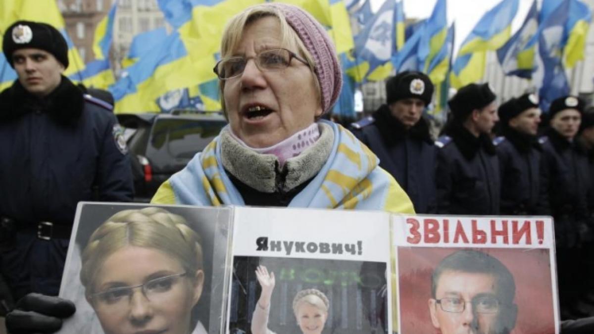 ucraina mii de persoane au manifestat pentru eliberarea iuliei timosenko si demisia presedintelui
