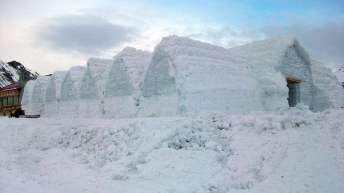zapada de peste 2 20 metri si risc ridicat de avalansa la balea lac