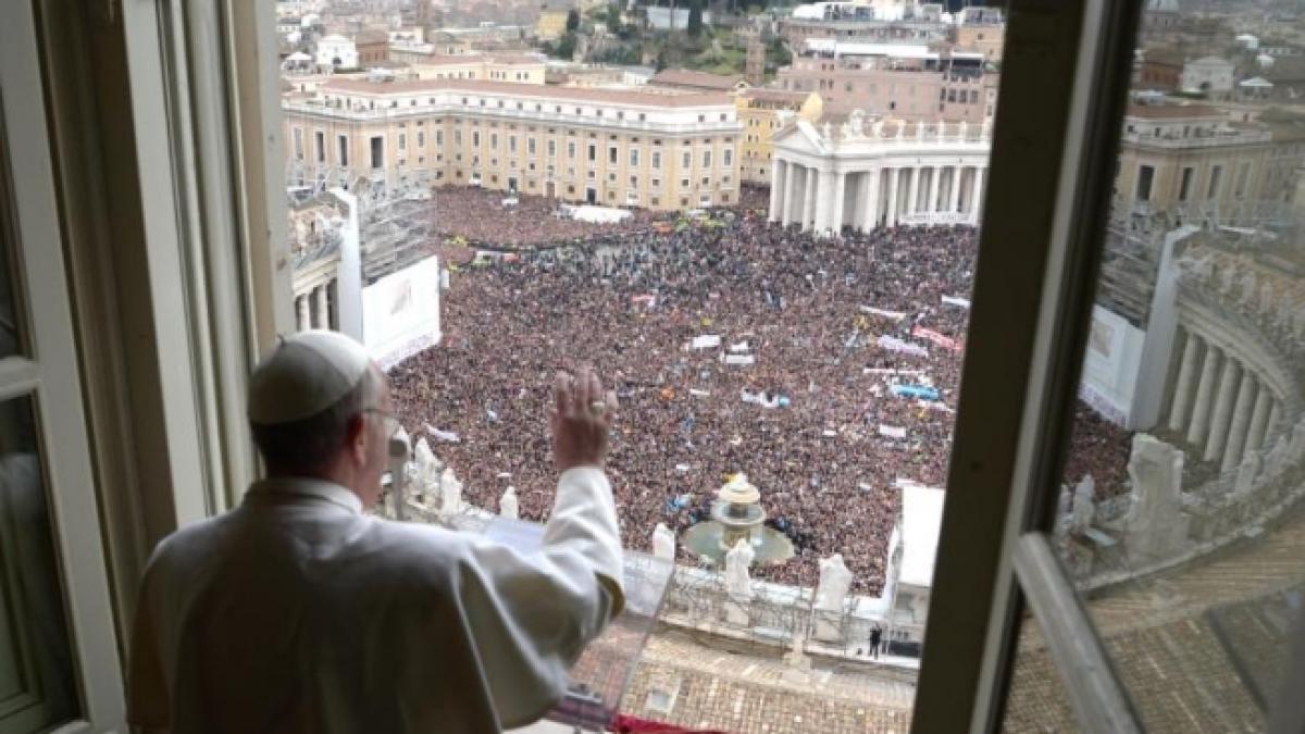 papa francisc a fost ovationat de 150 000 de persoane venite la prima sa rugaciune angelus