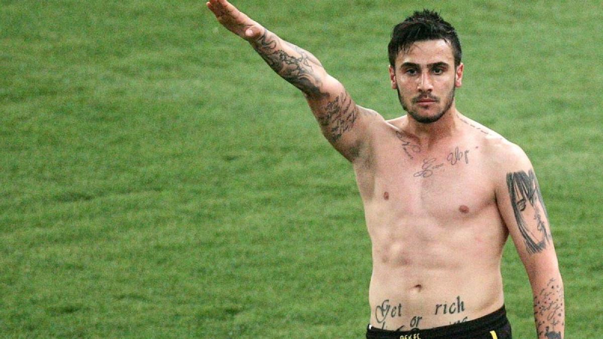un fotbalist din grecia a fost suspendat pe viata dupa ce a facut un salut nazist