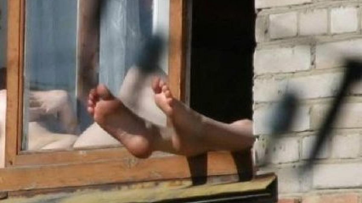 ce s a intamplat la aceasta fereastra a scos toti vecinii pe geam ce faceau doua domnite cand