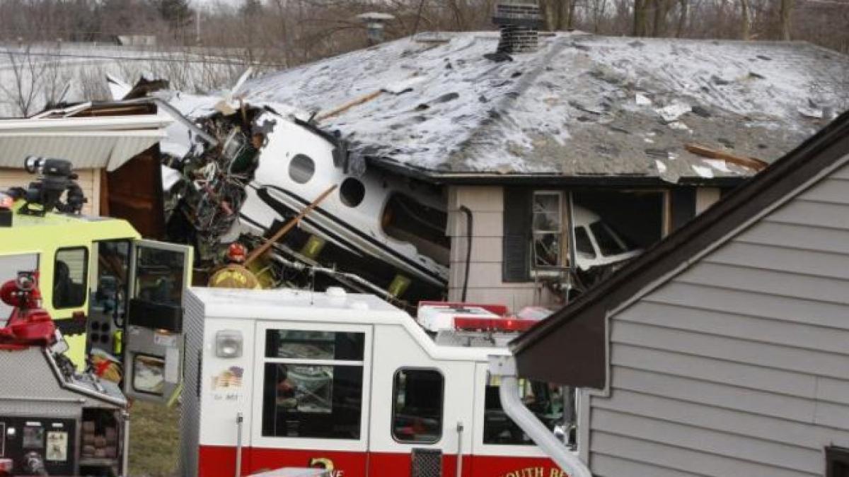 un avion s a prabusit peste un cartier din sua doi oameni au murit si trei au fost raniti