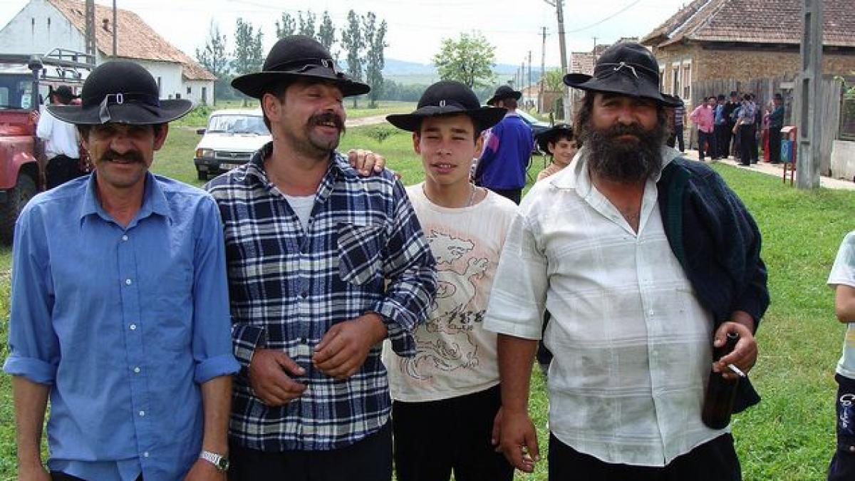 deranjat de fumul din curtea vecinilor romi un fost militar a impuscat mortal doua persoane