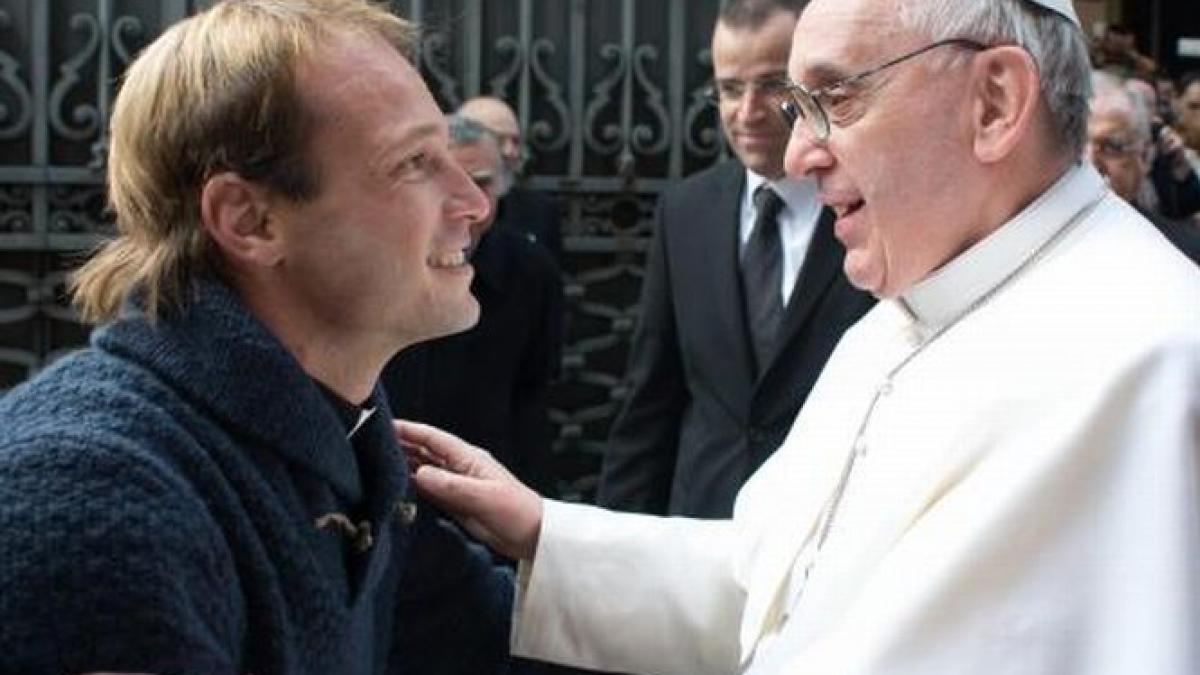 garzile de securitate ale papei francisc sunt in pragul unei crize de nervi multimea e in delir