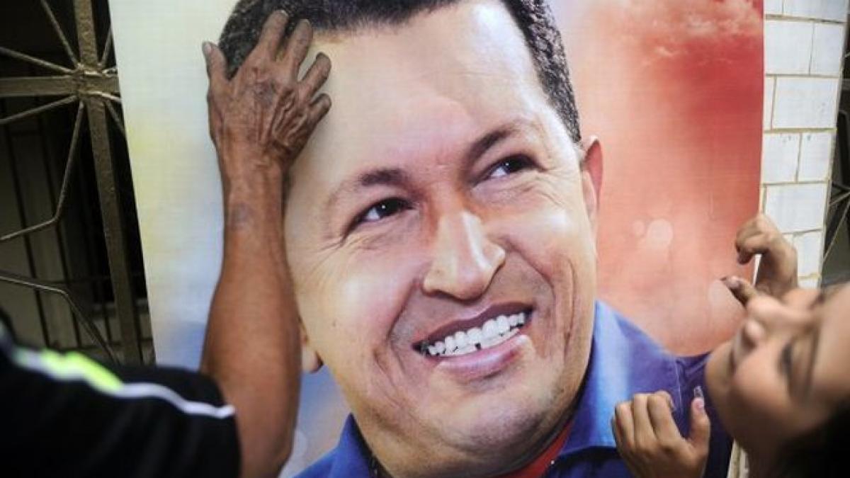 medicii care l au tratat pe hugo chavez au fost decorati in venezuela
