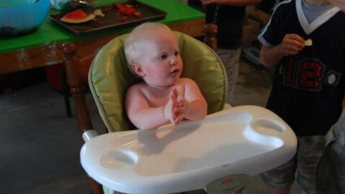 cum arata acest bebelus dupa 10 minute de cand a fost facuta poza era ziua lui si mama i a pus in