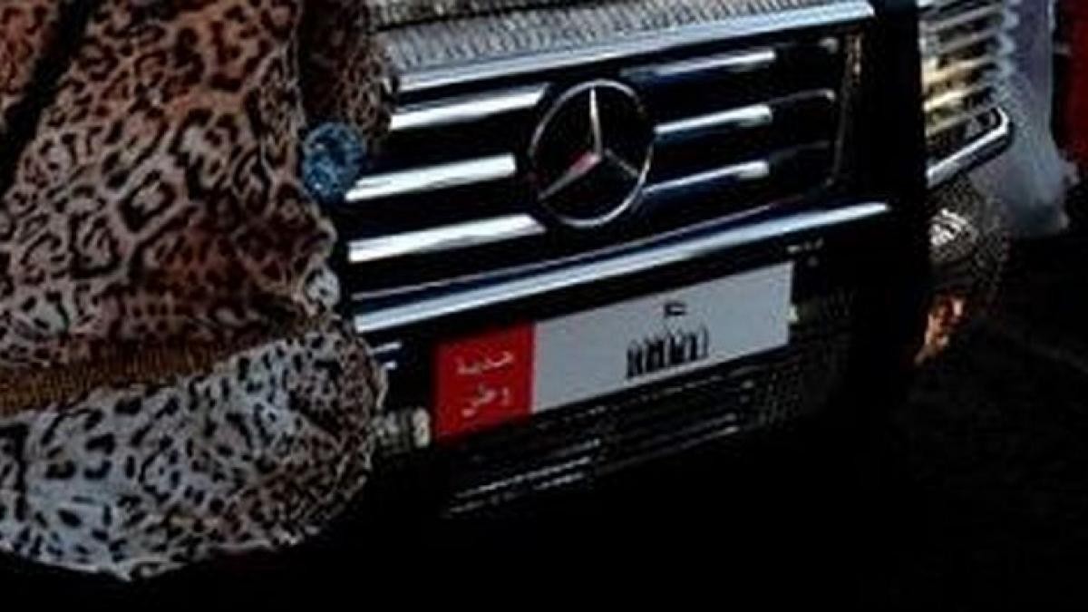 este cocalarul suprem ce si a facut acest arab putred de bogat cu mercedesul toti il fotografiau pe