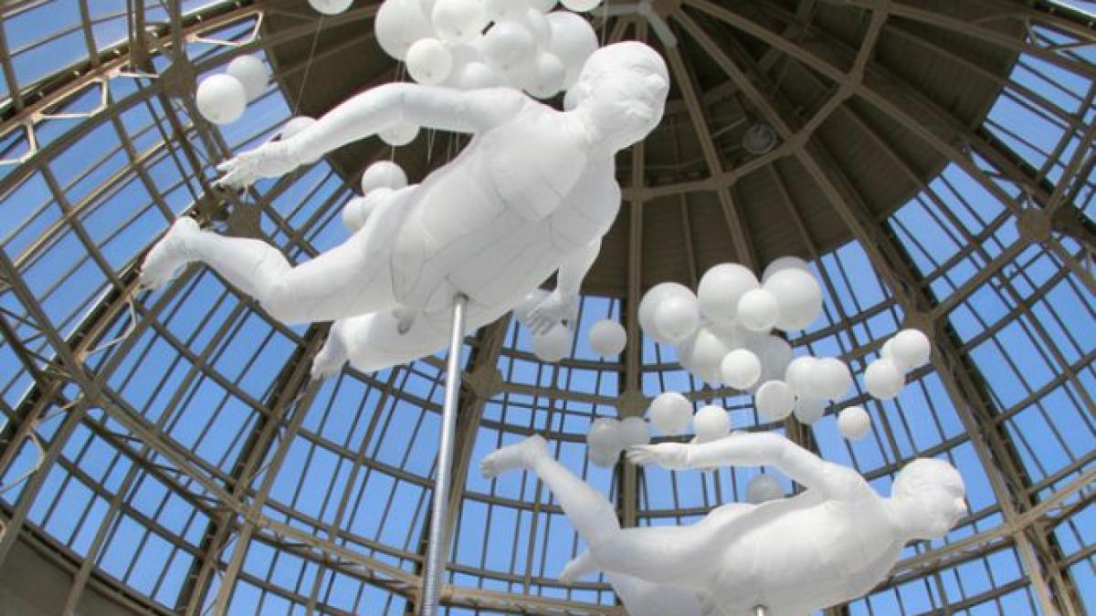 premiera in romania expozitia de arta contemporana lumi plutitoare semnata de max streicher