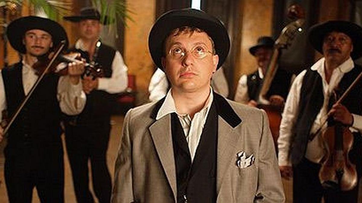 restul e tacere lupta surda pe care o duce cinematografia romaneasca in tara in care nimeni nu i