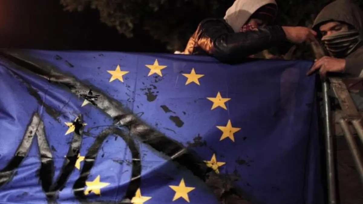 un drapel al uniunii europene a fost ars in centrul nicosiei de protestatarii nemultumiti de taxa