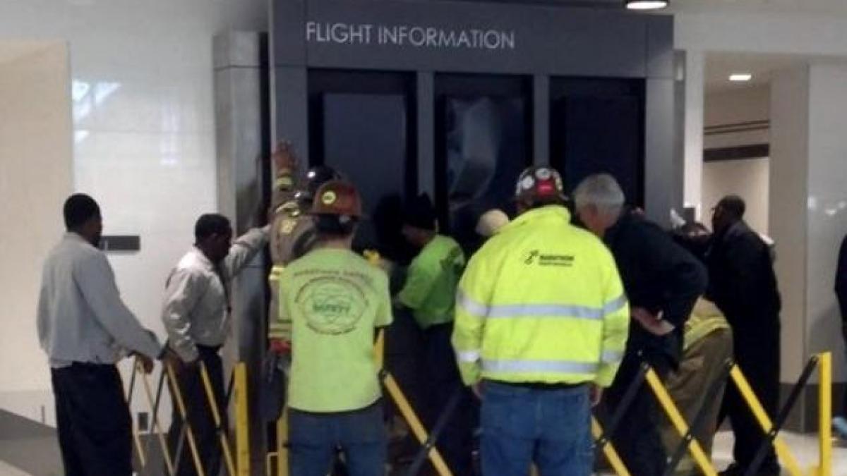 un baietel de zece ani a murit strivit de o tabela cu zboruri dintr un aeroport