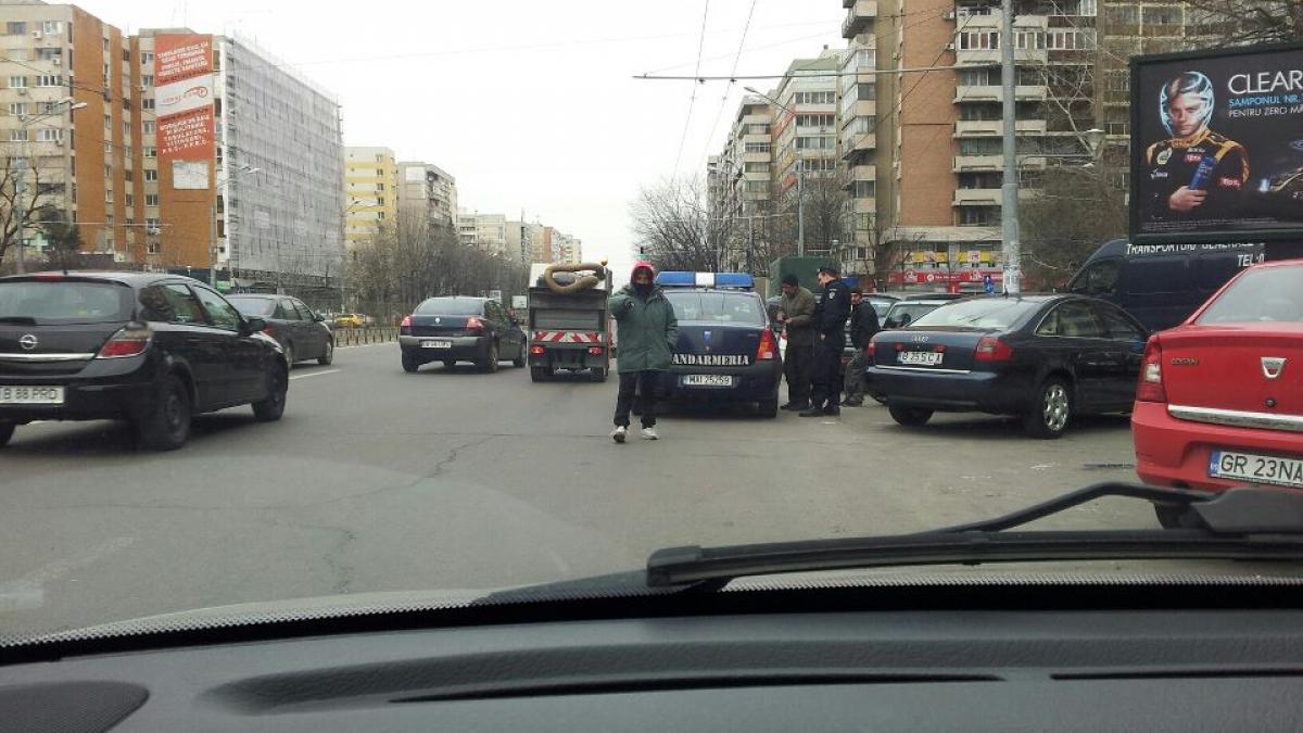 ce faceau baietasii de la parcari in timp ce jandarmeria era chiar in spatele lor