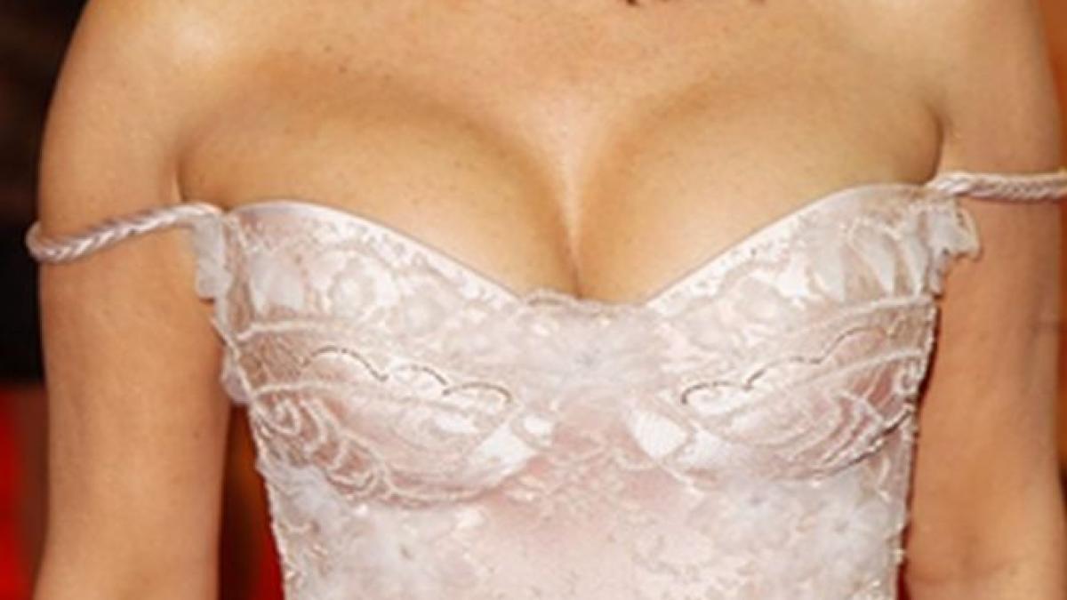 este una dintre cele mai sexy femei dar a fost desfigurata din cauza pantofilor