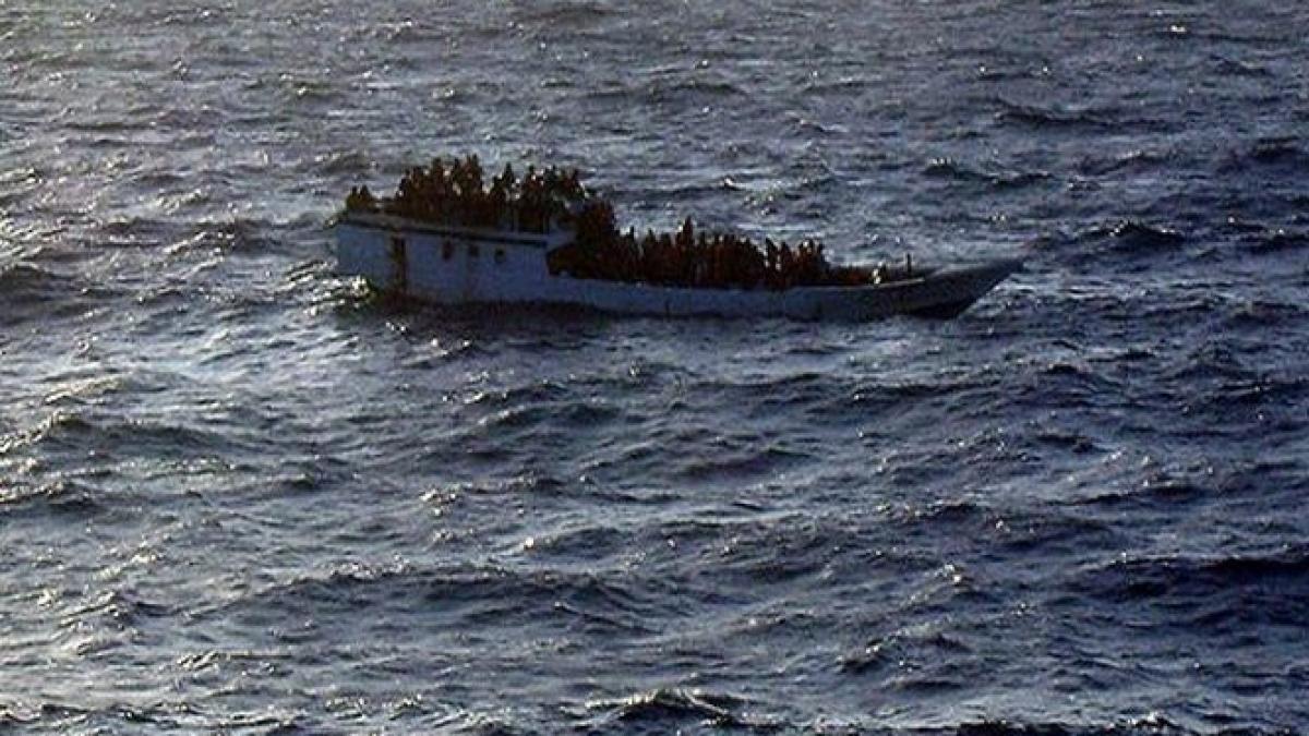 o barca plina cu azilanti s a rasturnat in oceanul indian