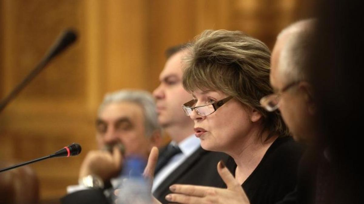 pivniceru membrii curtii constitutionale sa fie numiti de parlament guvern si puterea judecatoreasca