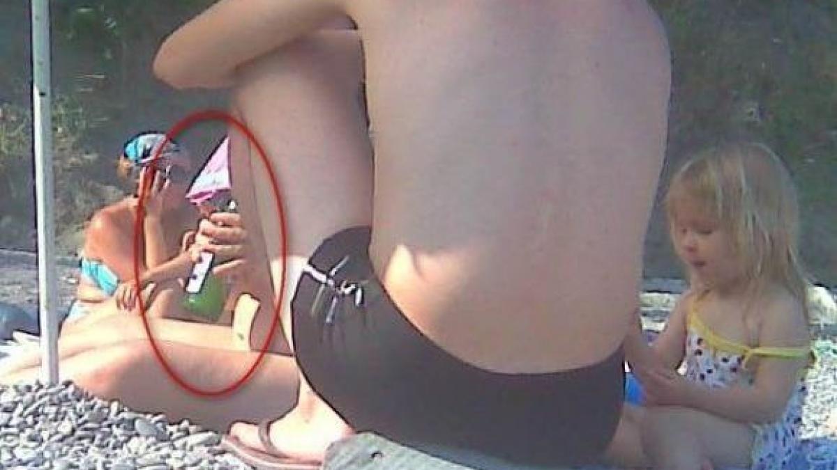 ce faceau acesti parinti pe plaja chiar sub ochii fetitei lor nu mai puteau astepta pana acasa