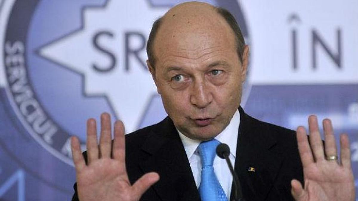 traian basescu l a decorat pe maior presedintele participa la bilantul pe 2012 al serviciului roman